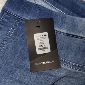 Medium/ Light wash fashion nova flare jeans.  Nice stretch!